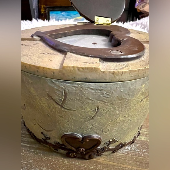 Vintage Gothic Jewelry Box and Decor - Picture 7 of 8